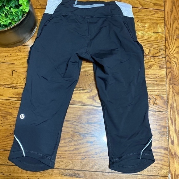 lululemon Fast Free Cropped Capri Leggings Mesh Black/Silver Size 4. - Picture 5 of 8